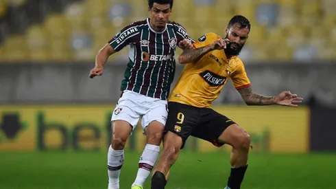 Acción de juego entre Fluminense y Barcelona.