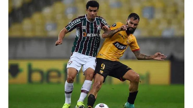 Acción de juego entre Fluminense y Barcelona.