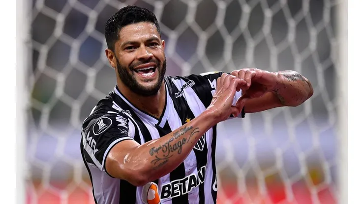 Hulk en festejo de gol con Mineiro.