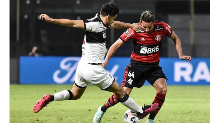 Mauricio Isla e Iván Torres en el partido de ida.