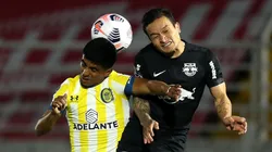 Luciano Ferreyra y Artur se disputan la pelota.