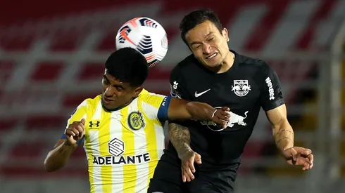 Luciano Ferreyra y Artur se disputan la pelota.