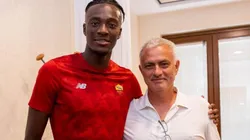 Jose Mourinho junto a su nuevo refuerzo para Roma.