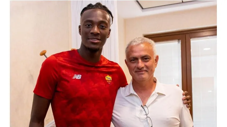 Jose Mourinho junto a su nuevo refuerzo para Roma.