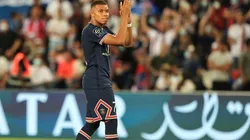 Kylian Mbappé saluda a los fans del PSG.