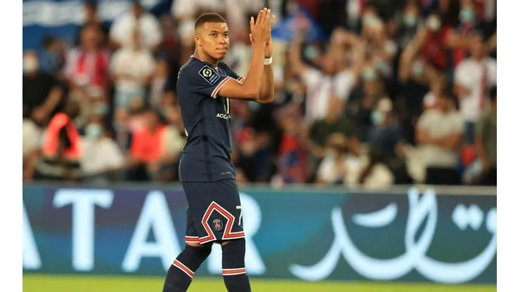 Kylian Mbappé saluda a los fans del PSG.