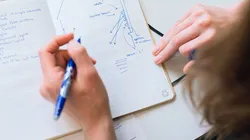 El Día Internacional del Zurdo es HOY viernes 13 de agosto (Fuente: Pexels)