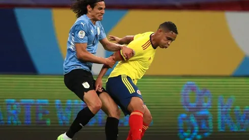 Acción de juego entre Uruguay y Colombia en Copa América.
