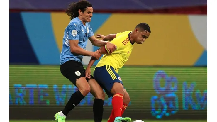 Acción de juego entre Uruguay y Colombia en Copa América.