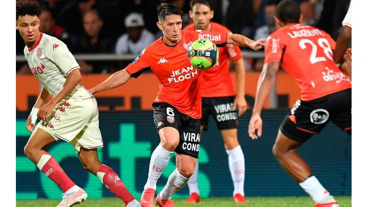 Acción de juego entre Lorient y Mónaco.