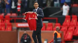 Raphael Varane es nuevo jugador de Manchester United y ya fue ovacionado por Old Trafford.