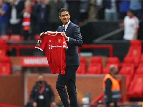 Oficial: Manchester United presentó a Varane ante una multitud en Old Trafford