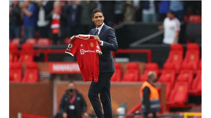 Raphael Varane es nuevo jugador de Manchester United y ya fue ovacionado por Old Trafford.