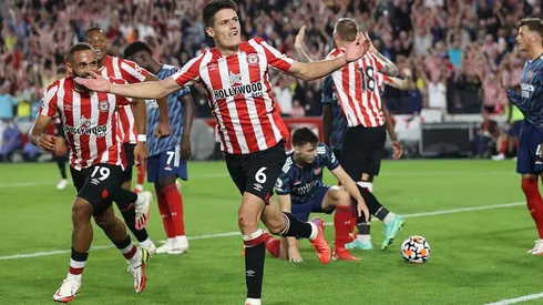 Festejo de gol de Brentford sobre Arsenal.