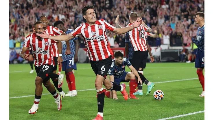 Festejo de gol de Brentford sobre Arsenal.