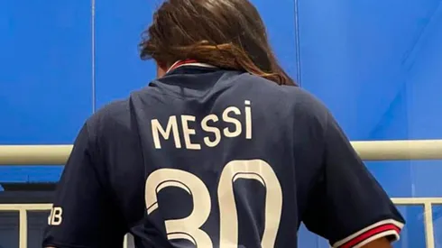 Suzy Cortes con la camiseta de PSG de Messi.