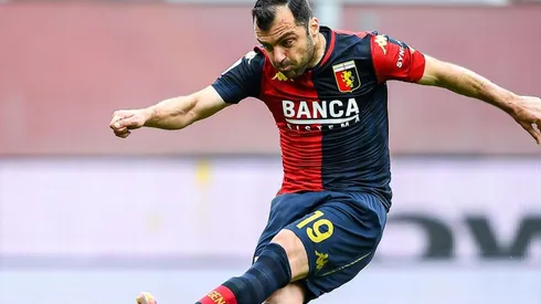 Goran Pandev en acción con Genoa.
