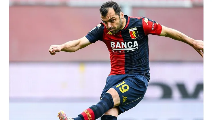 Goran Pandev en acción con Genoa.