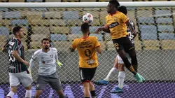 Acción de juego entre Barcelona y Fluminense.