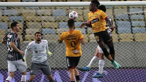 Acción de juego entre Barcelona y Fluminense.