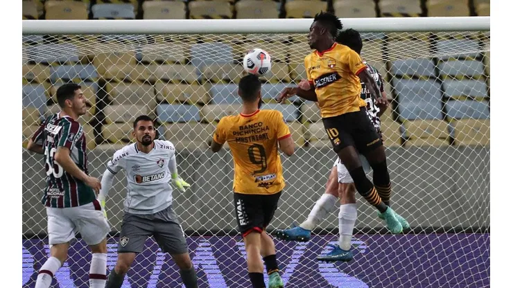 Acción de juego entre Barcelona y Fluminense.
