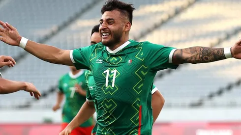 Alexis Vega en festejo de gol con México.