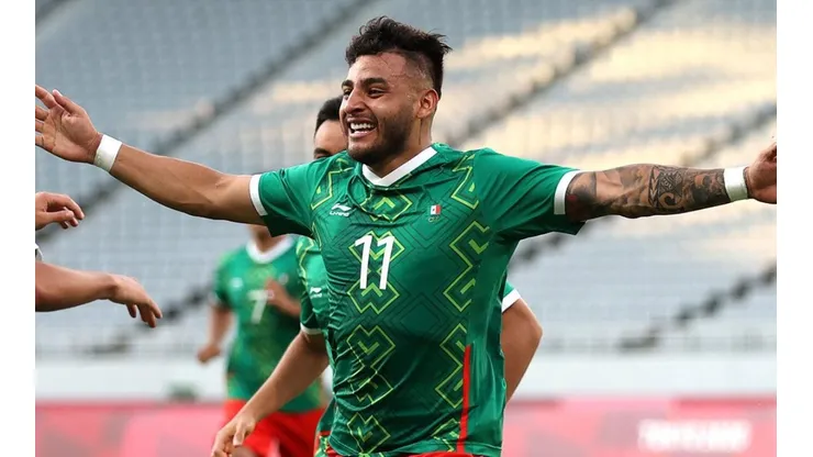 Alexis Vega en festejo de gol con México.