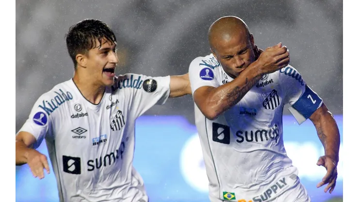 Carlos Sánchez fue el autor del primer gol de Santos.