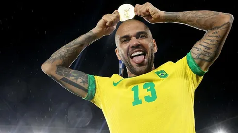 Dani Alves en festejo de la medalla de oro con Brasil.