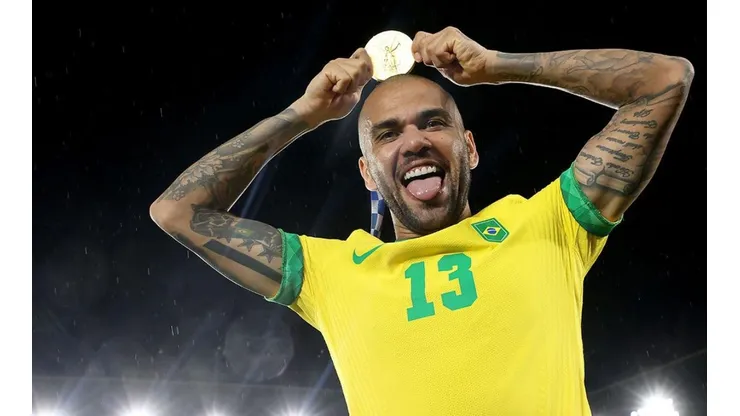 Dani Alves en festejo de la medalla de oro con Brasil.