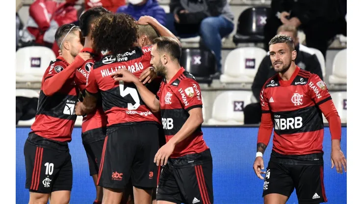 Flamengo pasó de jugar con uno menos a recuperarlo y tener un penal a favor.