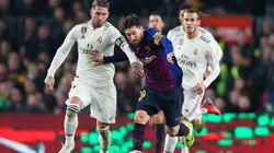Sergio Ramos y lionel Messi disputan un balón en un Clásico.