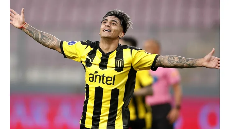 Facundo Torres, uno de los goleadores de la noche para Peñarol.