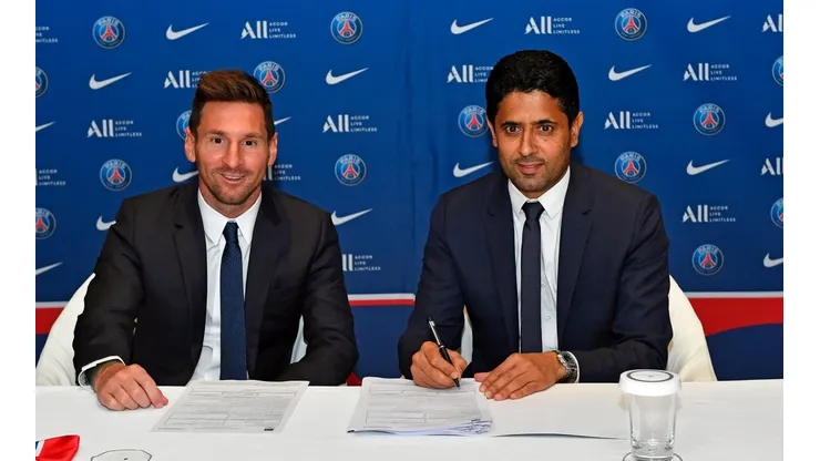 Lionel Messi firmando el contrato con PSG.