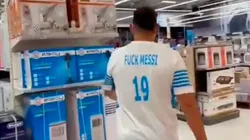 Hincha de Marsella con la camiseta de PSG.