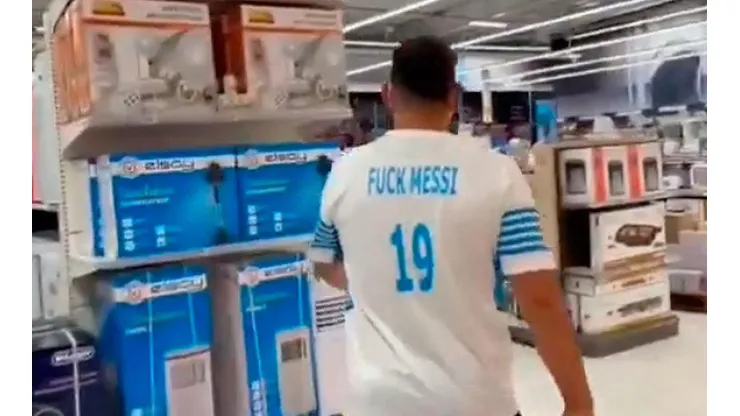 Hincha de Marsella con la camiseta de PSG.