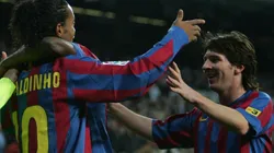 Ronaldinho y Lionel Messi festejan un gol del Barcelona