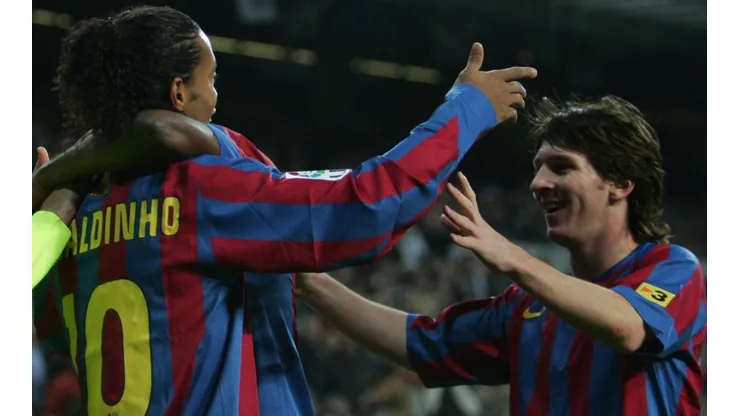 Ronaldinho y Lionel Messi festejan un gol del Barcelona
