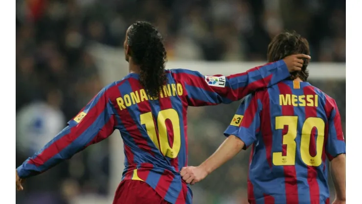 Messi y Ronaldinho en los comienzos de La Pulga en Barcelona.