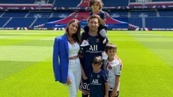 La familia unida: Los Messi en el campo de juego del Parque de los Príncipes.