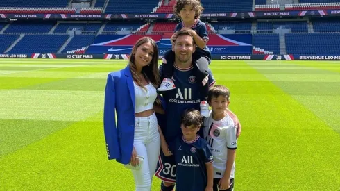 La familia unida: Los Messi en el campo de juego del Parque de los Príncipes.