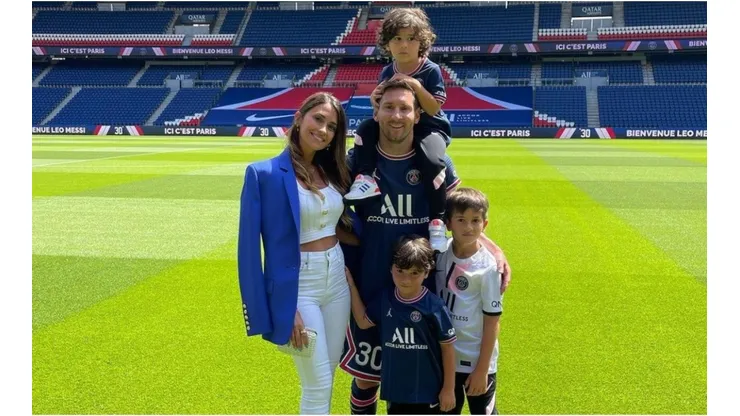 La familia unida: Los Messi en el campo de juego del Parque de los Príncipes.