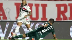 Acción de juego de Dani Alves con Sao Paulo.