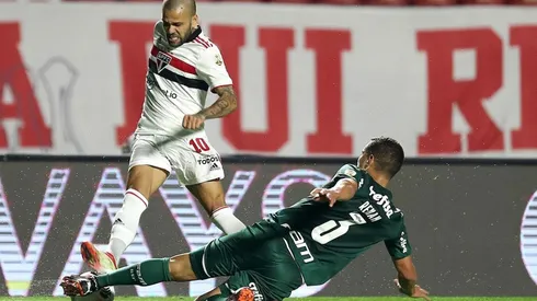 Acción de juego de Dani Alves con Sao Paulo.