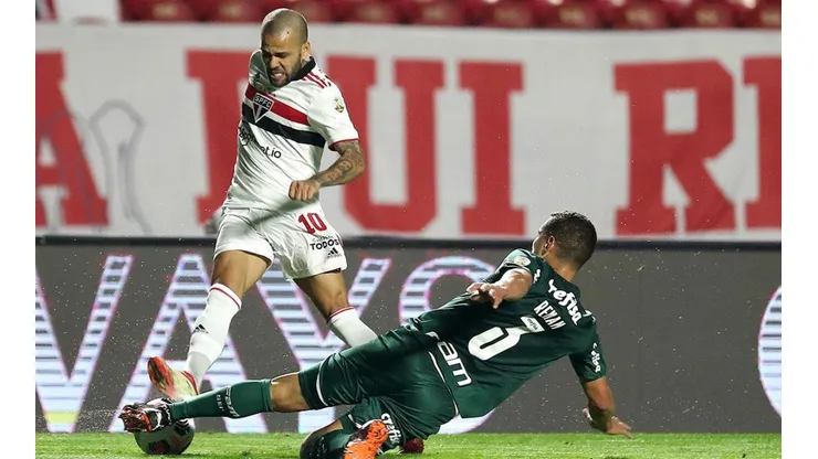 Acción de juego de Dani Alves con Sao Paulo.