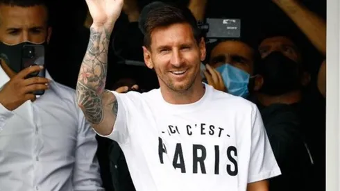 Lionel Messi llegó a París y enloqueció a los simpatizantes del PSG. (Foto: SAMEER AL-DOUMY - AFP).