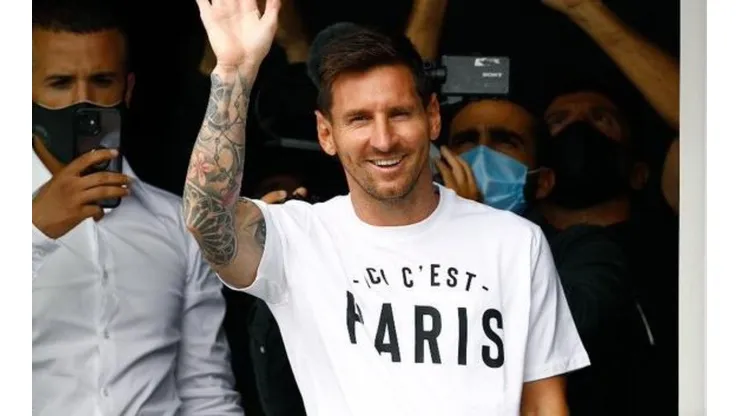Lionel Messi llegó a París y enloqueció a los simpatizantes del PSG. (Foto: SAMEER AL-DOUMY - AFP).