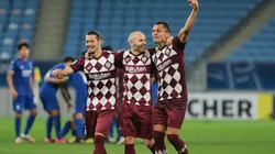 Iniesta espera al refuerzo para reencontrarse en una cancha de fútbol.