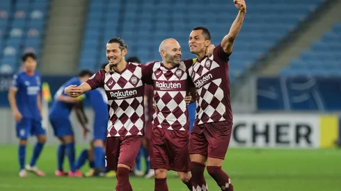 Iniesta espera al refuerzo para reencontrarse en una cancha de fútbol.