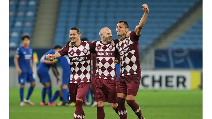 Iniesta espera al refuerzo para reencontrarse en una cancha de fútbol.